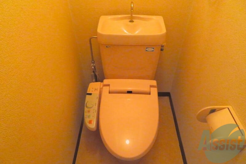 トイレ　トイレは人気の温水洗浄便座がついていますよ～。快適ですね。