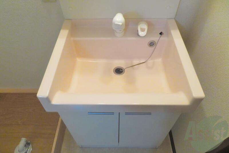 洗面設備　洗面台は人気の独立タイプです。朝の身支度もしやすいですよ。