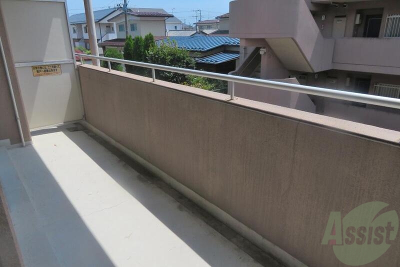 バルコニー　ベランダには洗濯物はもちろんお布団なども干せますよ。