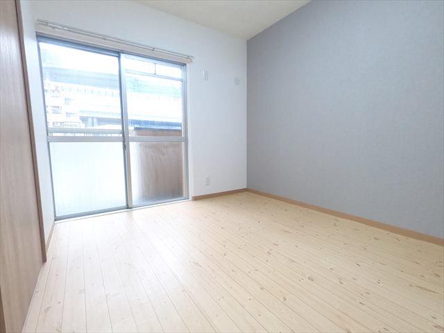 その他部屋・スペース　南向きで日当たり良好、6帖の広い洋室