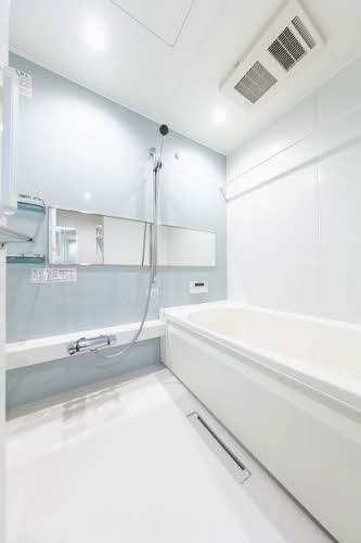 バス・シャワールーム　浴室乾燥機・追い焚き機能付き♪