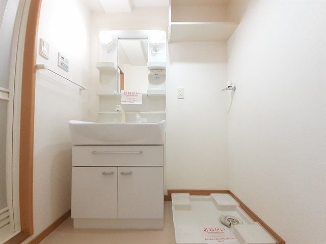 洗面設備　ゆったりとスペースのある洗面所