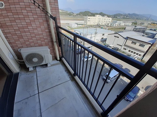 バルコニー　開放的で明るい空間を演出してくれるバルコニーです