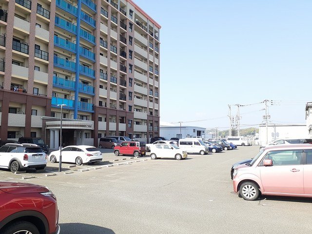 駐車場　駐車場があるので、車を買う予定の方も安心です