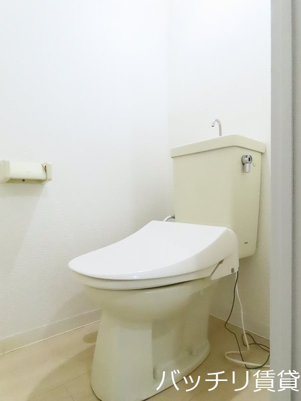 トイレ　画像は別号室タイプの為、現状を優先致します。