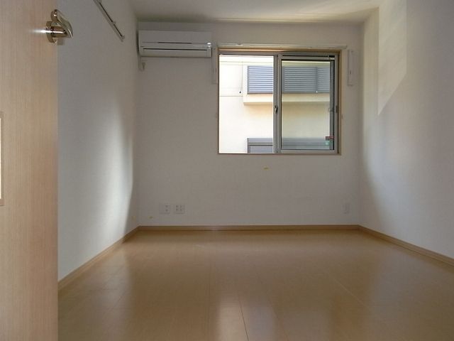 居室・リビング　明るい洋室