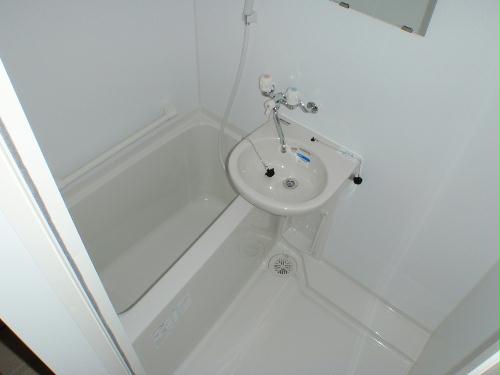 バス・シャワールーム　バス・トイレ別！浴室換気乾燥機付きです。