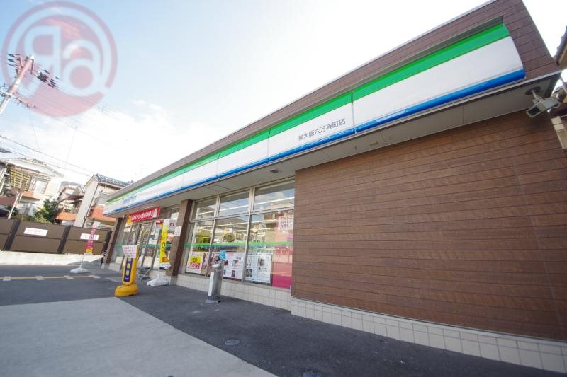 コンビニ　ファミリーマート 東大阪六万寺町店（コンビニ）まで715m