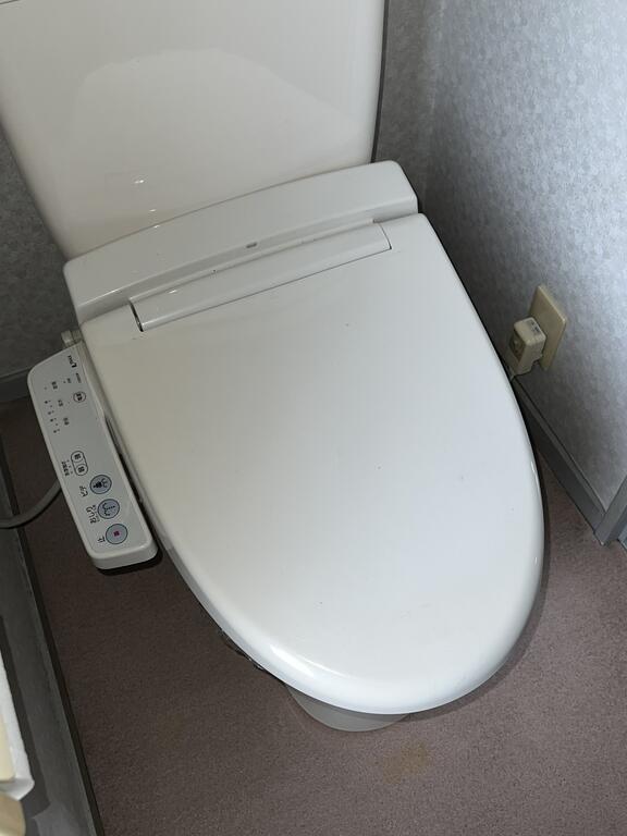 トイレ　ノズル自動洗浄つき洗浄便座