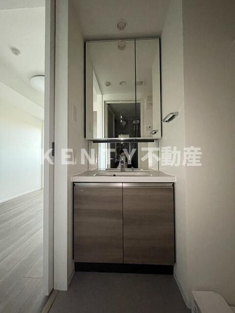 洗面設備　明るい洗面所です