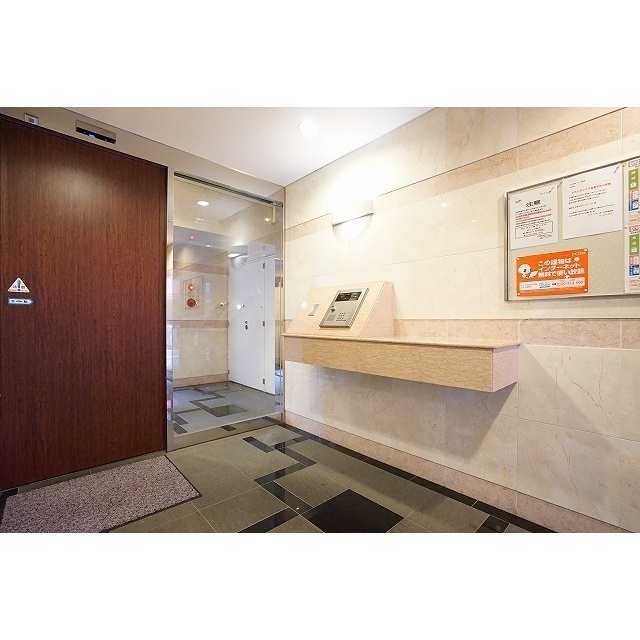 エントランス　落ち着いたエントランスです