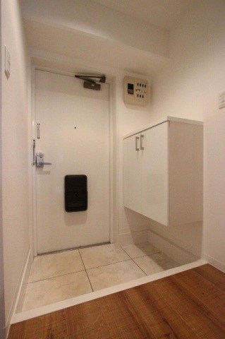 玄関　※同物件別部屋参考写真