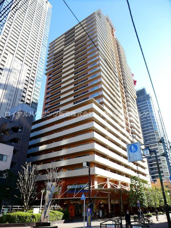 建物外観　月島もんじゃストリート入口に建つ高級分譲タワーマンションです