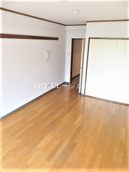 居室・リビング　８帖の広いお部屋です。※参考画像