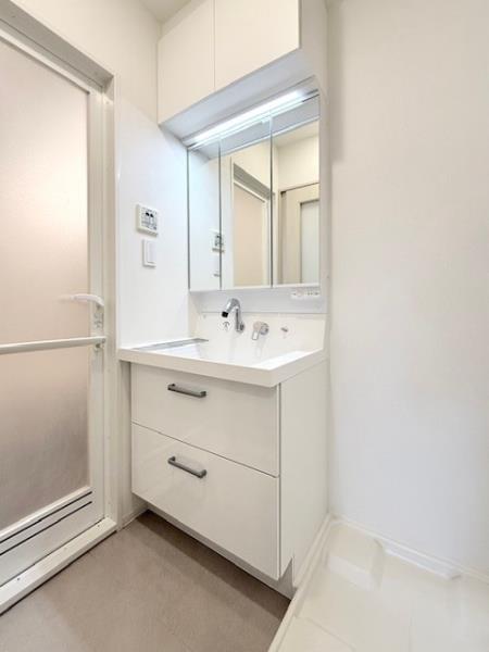 洗面設備　明るい洗面所です