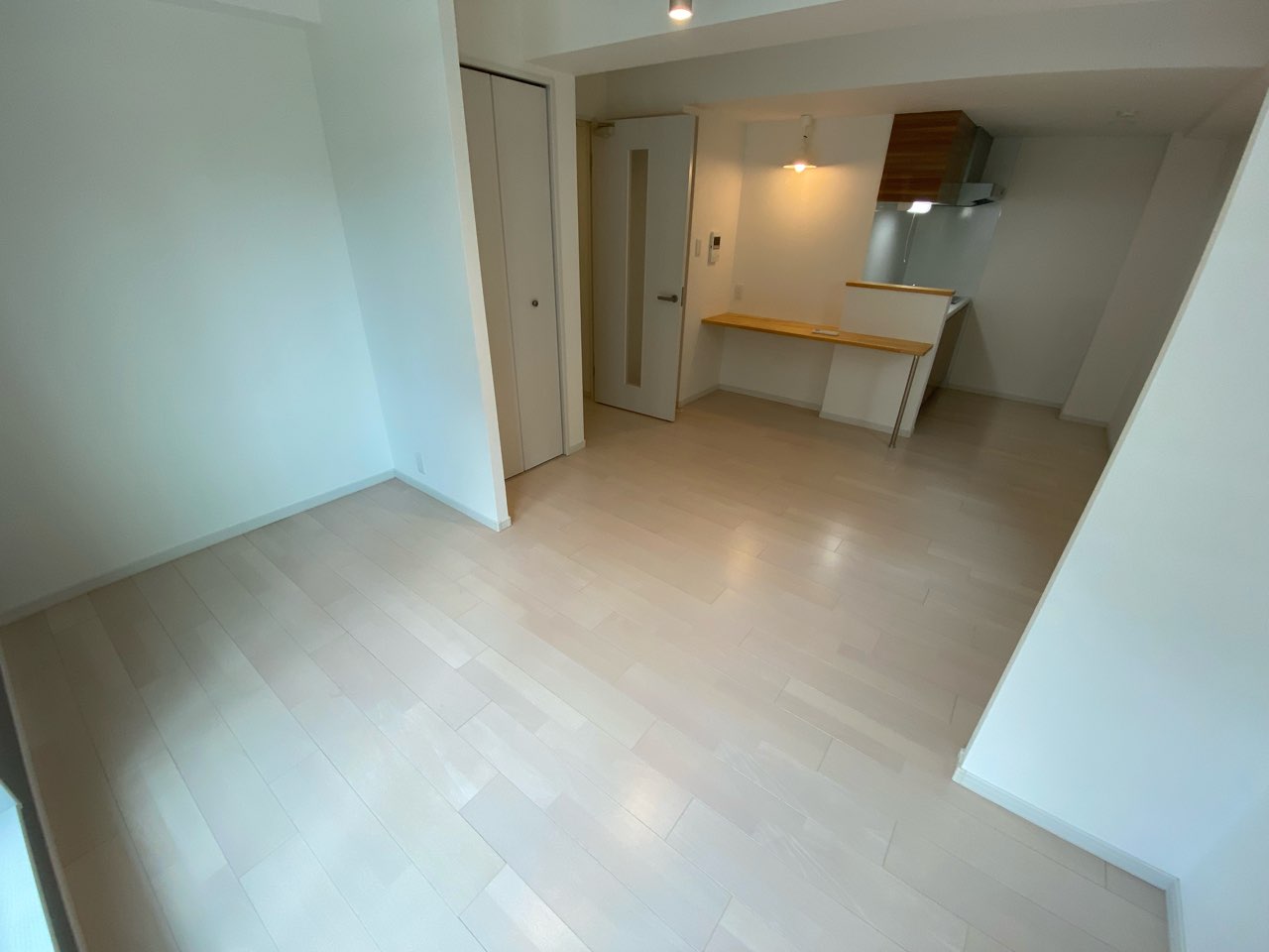 居室・リビング　エアコン付きで快適に過ごせます♪