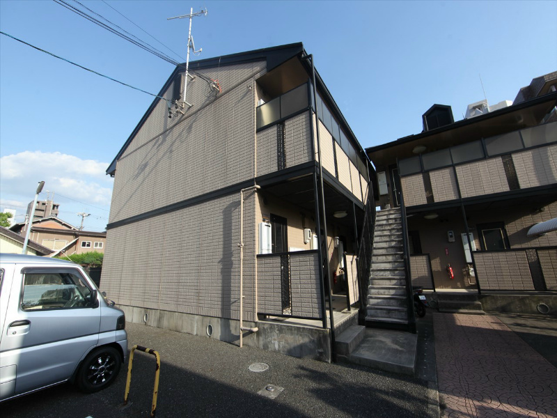 建物外観　外観　屋根付き駐輪場　敷地内平面駐車場