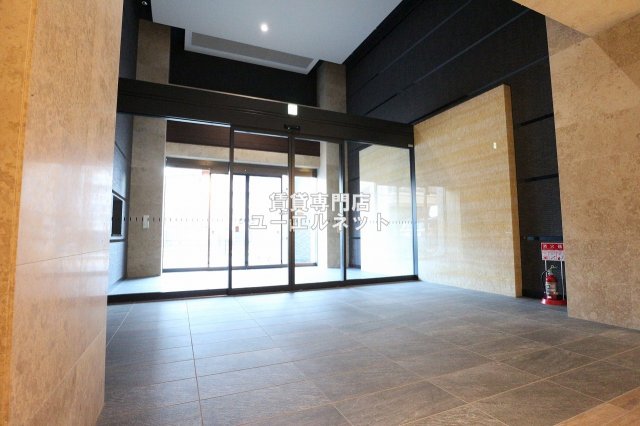 エントランス　毎日通る場所だからこそ、洗練された空間に