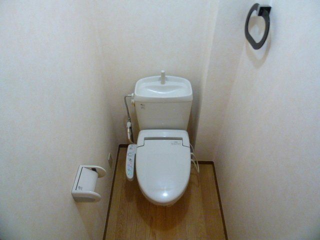トイレ　温水洗浄便座付のトイレです。