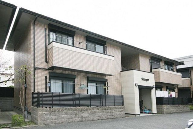 建物外観　２階建てのスマートな建物です。