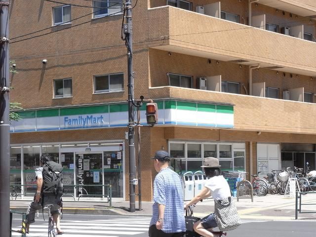 コンビニ　ファミリーマート（コンビニ）まで520m