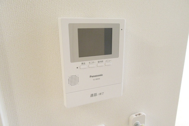 セキュリティ　お顔を確認して安心のモニタ付きインターホン完備です♪
