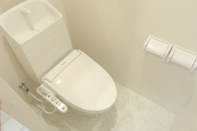 トイレ　温水洗浄便座完備で快適です♪