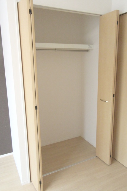 収納　お洋服の掛けられるレール付きのクローゼット完備です♪