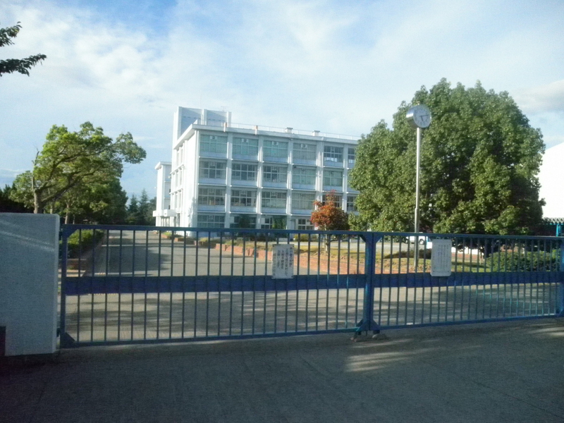中学校　緑が丘中学校（中学校）まで924m