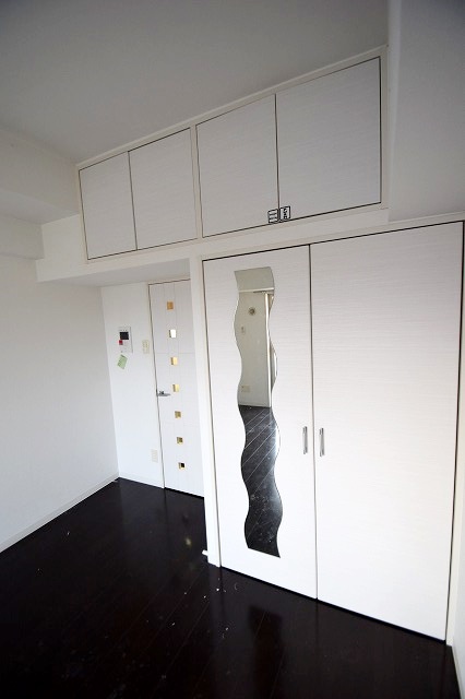 収納　鏡付のクローゼット＊号室・階数によって色味違います