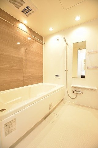 バス・シャワールーム　コンパクトで使いやすいお風呂です