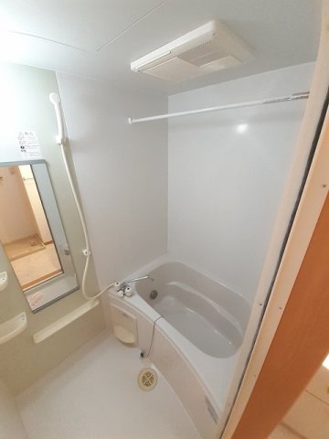 バス・シャワールーム　追い焚き・浴室乾燥機付きのお風呂です♪