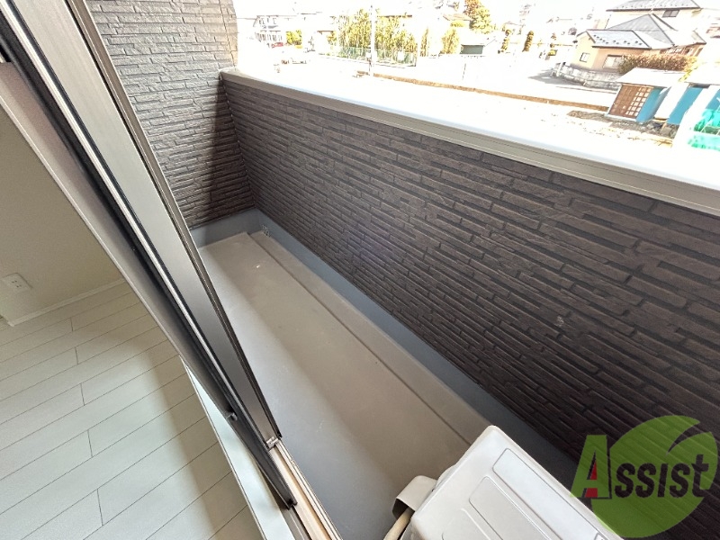 バルコニー　バルコニーは幅もしっかりあって洗濯物がはかどりそうですね。