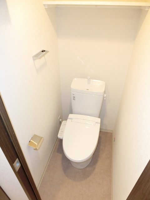 トイレ　同物件別号室の写真です。