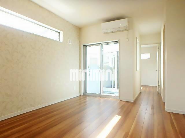 居室・リビング　窓が多く、明るいお部屋です。