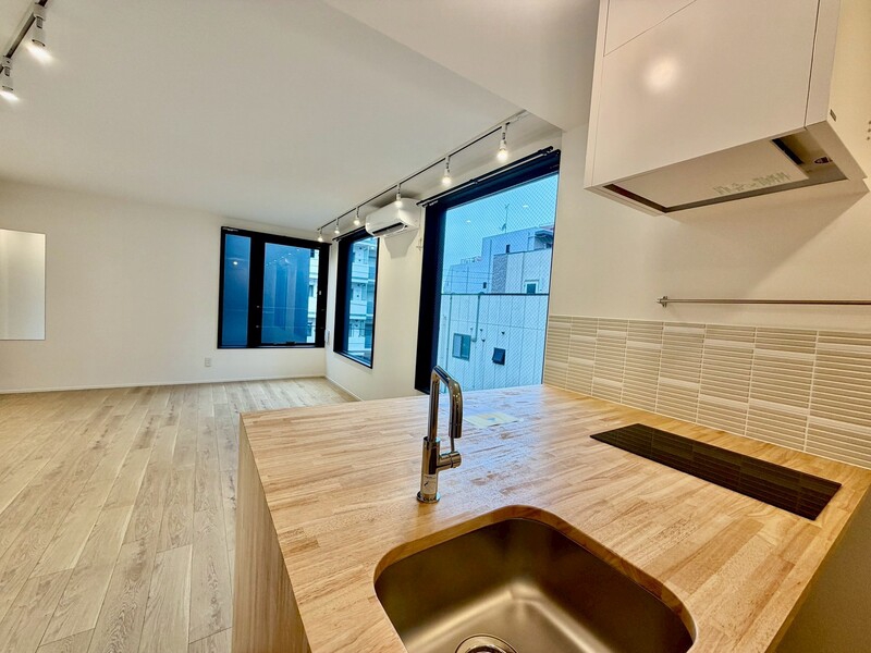 キッチン　リビングを見渡せるキッチン　※３０２号室の写真です