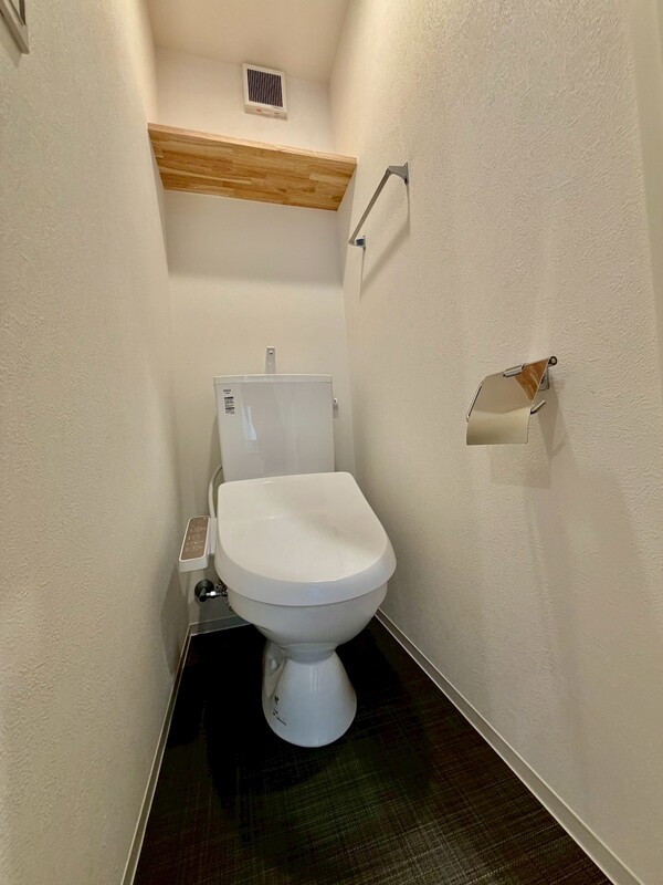 トイレ　白基調で清潔感のある空間