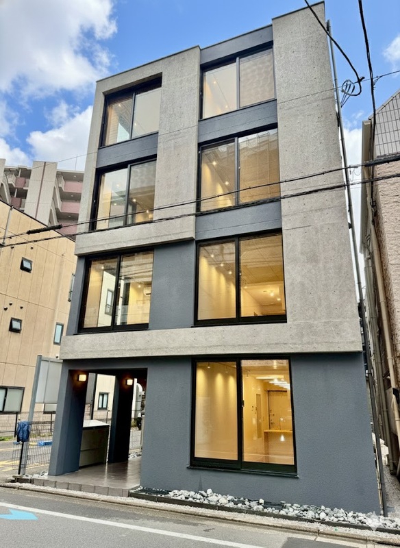 建物外観　直線的でスタイリッシュな外観