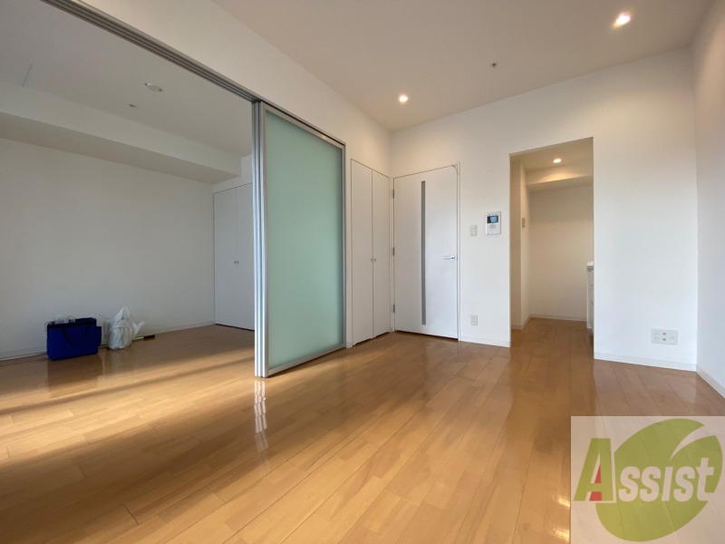 居室・リビング　９．６帖の洋室です。広々として、きれいですね。