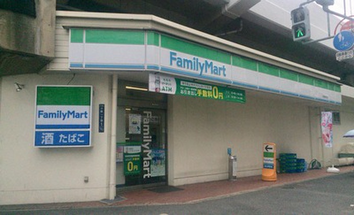 コンビニ　ファミリーマート小阪駅前店（コンビニ）まで373m