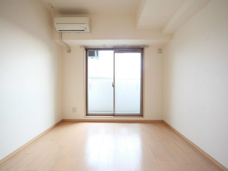バルコニー　洋室7.8帖　エアコン完備　バルコニー