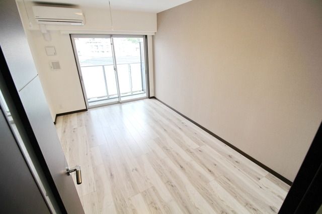 居室・リビング　★白いフローリングが明るい印象を与えるお部屋です★