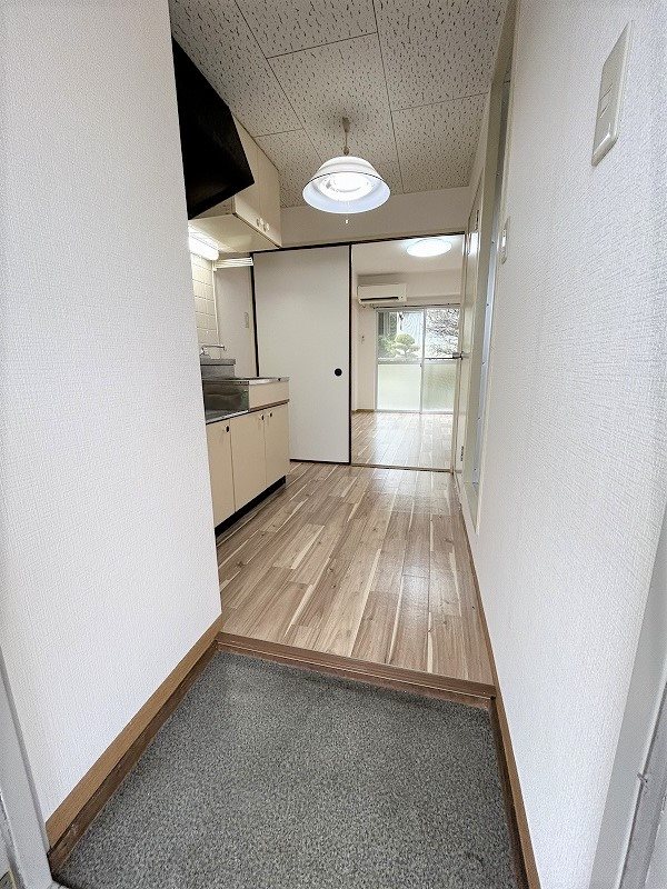 玄関　居住中の為別部屋写真使用