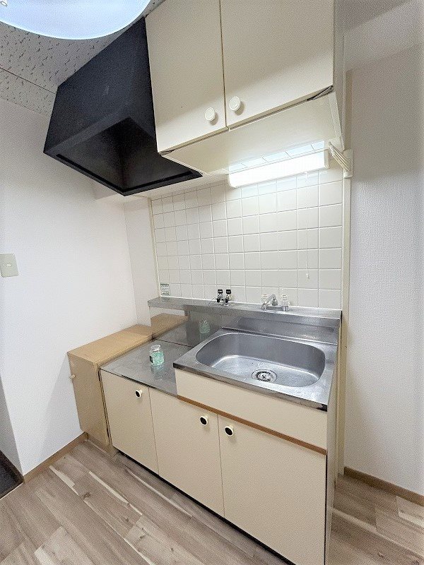 キッチン　居住中の為別部屋写真使用