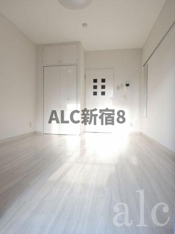 居室・リビング　白を基調とした清潔感のある明るいお部屋です。反転タイプ