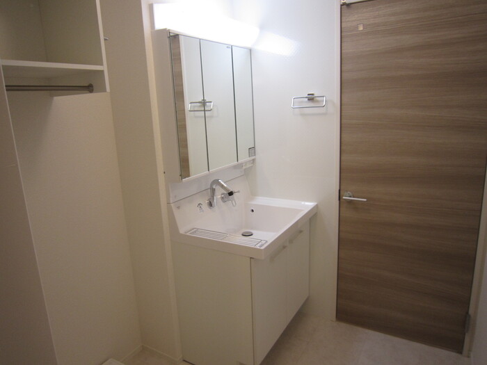 洗面設備　明るい洗面所です