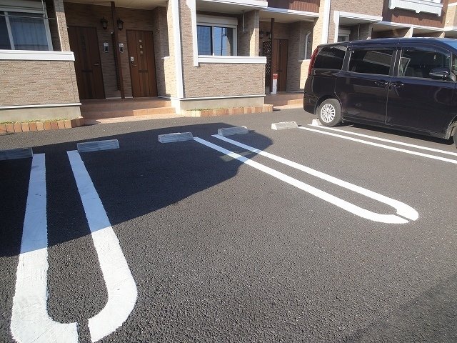 駐車場　駐車場があるので、車を買う予定の方も安心です