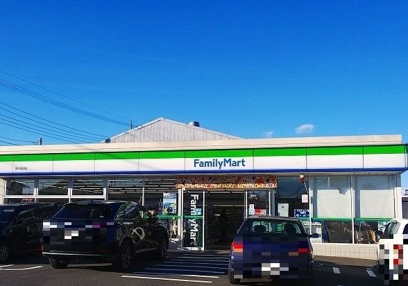 コンビニ　ファミリーマート（コンビニ）まで50m