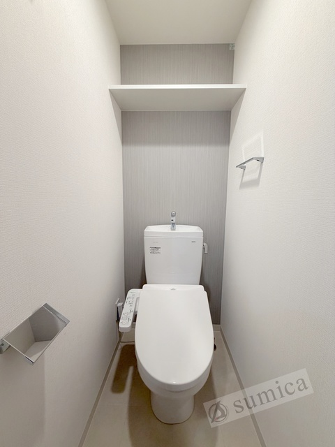 トイレ　人気アイテムの温水洗浄便座。清潔感のあるトイレです。