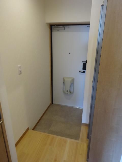 玄関　※写真は他号室です